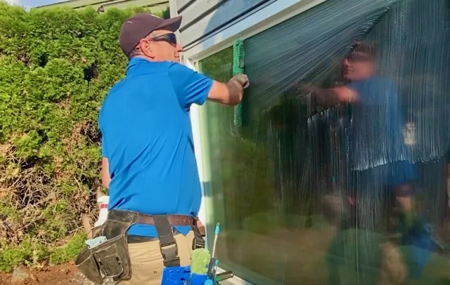 clean windows on commercial buildings